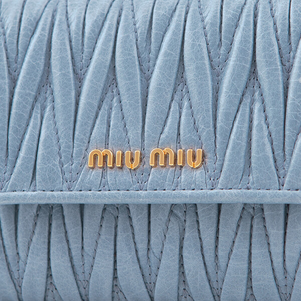 2017新作 MIU MIU ミュウミュウスーパーコピー マトラッセ 二つ折り財布 5MH523 ASTRALE